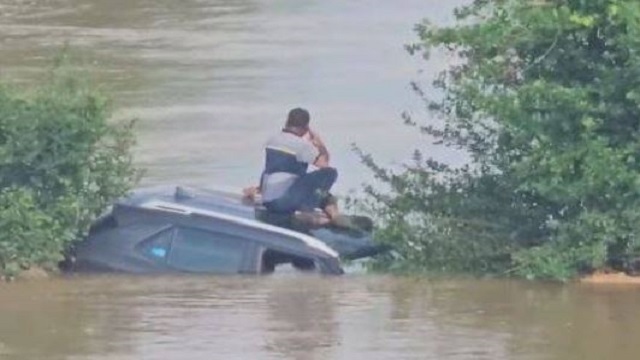 car gets stuck in flood waters in odisha