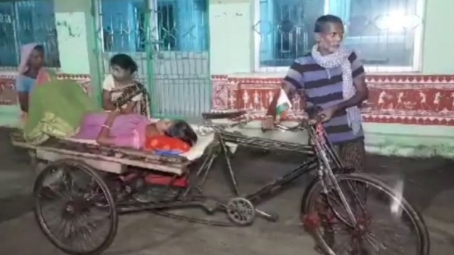 delivery in trolley rickshaw in odisha