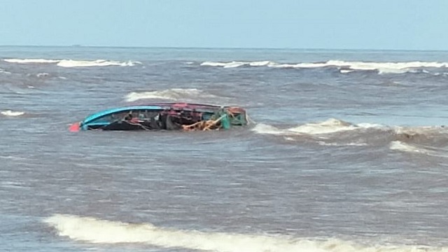 fishing boat capsizes in paradeep