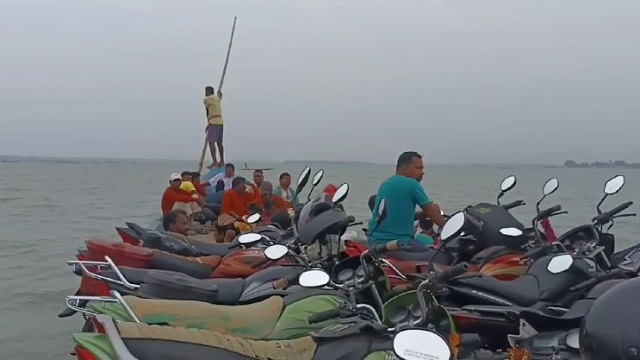 Boat gets stuck in Chilika Lake
