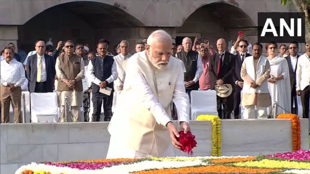 Narendra Modi Pays tribute to Mahatma Gandhi
