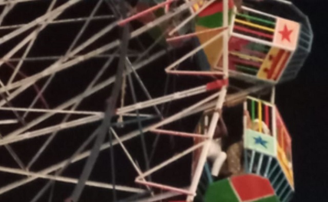giant wheel stops rotating at Navratri fair in Delhi