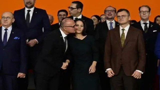 Croatian Foreign Minister kiss attempt with German Counterpart