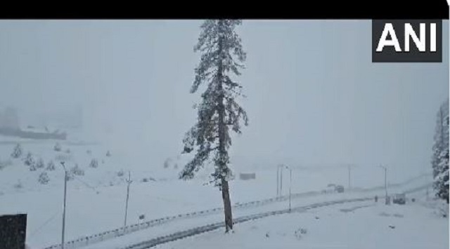 gulmarg receives first snowfall