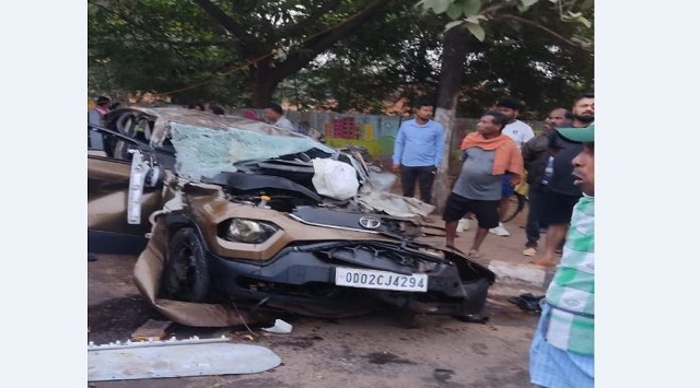 car collides with bus in bhubaneswar