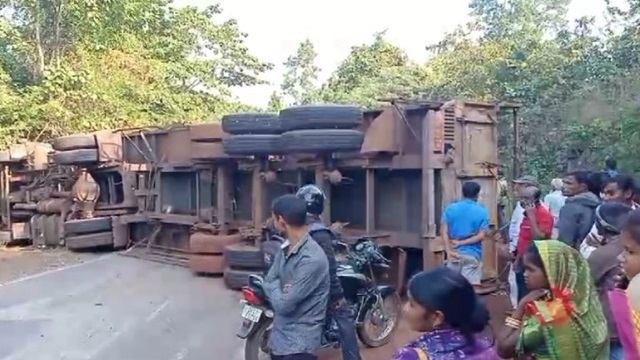 Bus-truck collide head on in Mayurbhanj