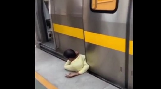 man gets stuck between train and platform