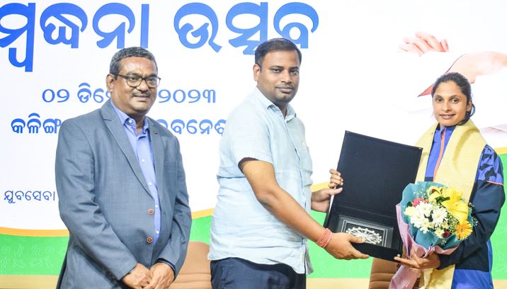 Srabani Nanda awarded cash prize