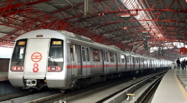 woman dragged delhi metro