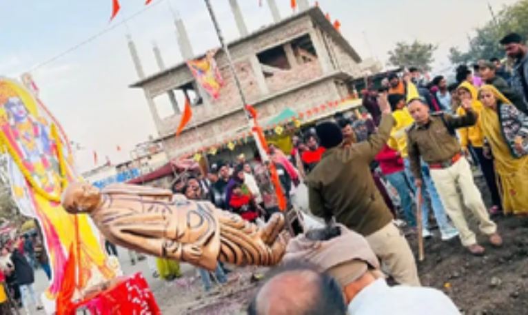 Sardar Patel's statue pulled down