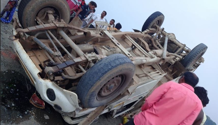 5 killed 25 injured as pickup van overturns