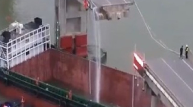 ship collides with bridge china