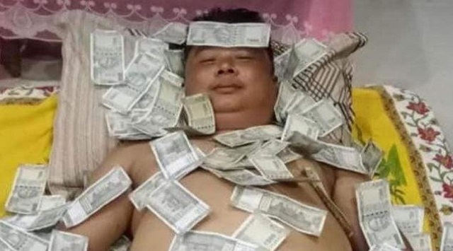 leader found sleeping on stacks of Rs 500 notes