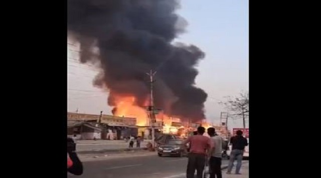 fire breaks out in dhabas in Noida