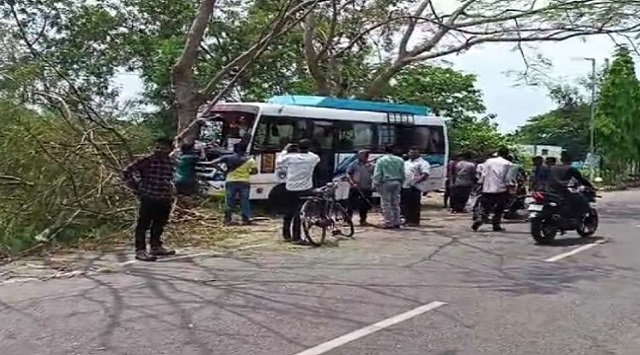 Bus rams into roadside tree in Ganjam