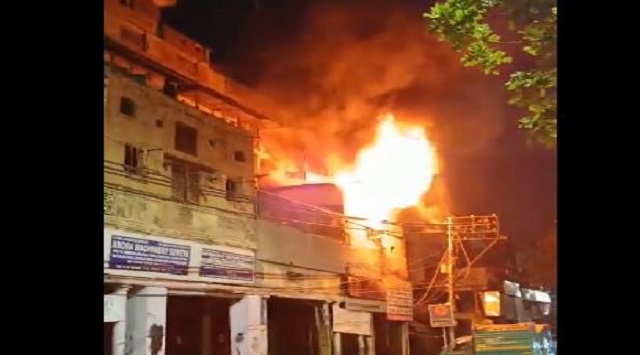 fire in building at delhi