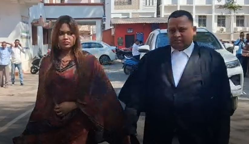 Item girl Nisha Maharana surrenders in Balangir SDJM court in obscene dance  case, watch